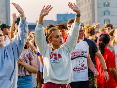 A group of students takes part in Playfair, a large-group icebreaker event on Cather Fields.