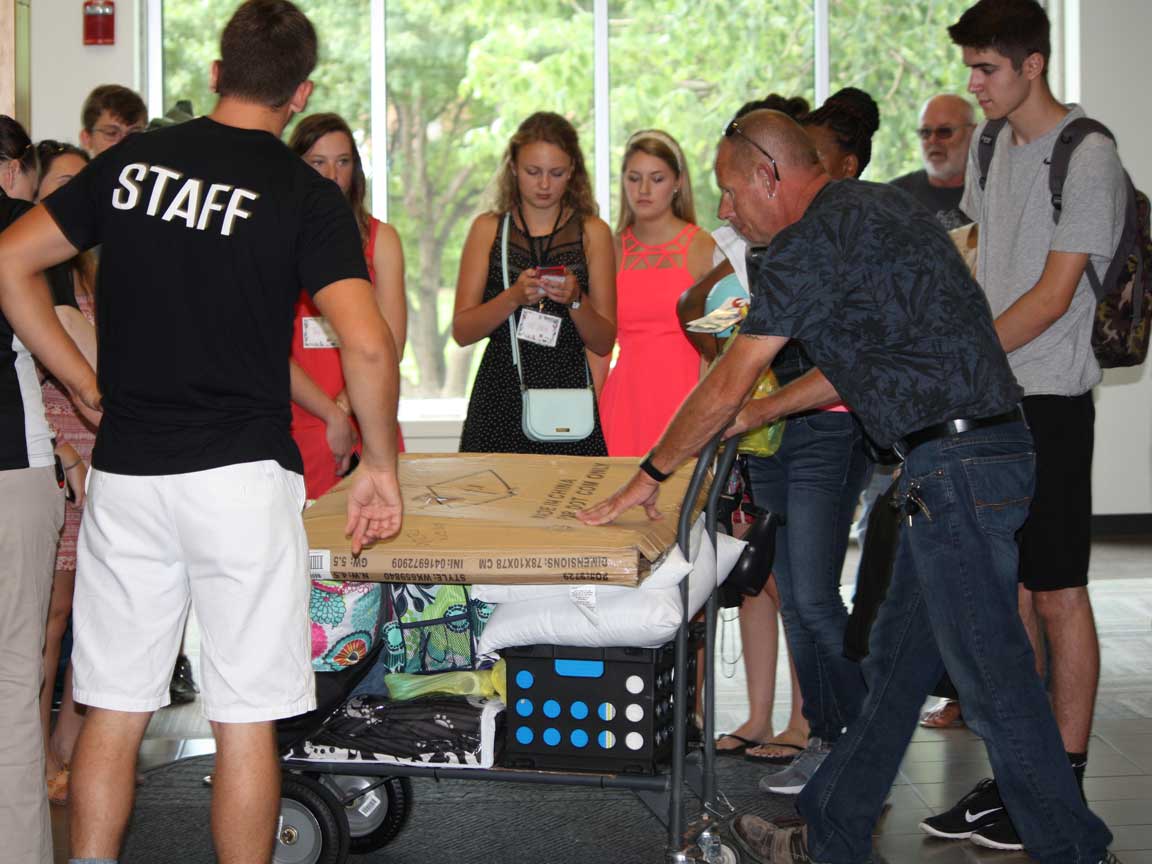 Parent helps students move into residence halls at UNL.